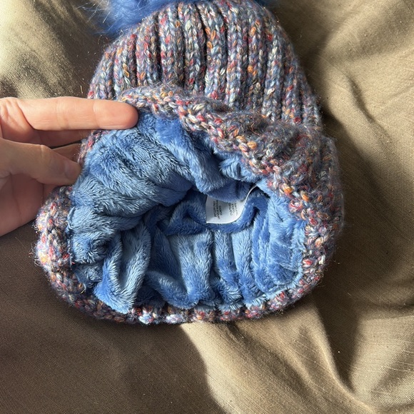 ๐ซSOLD ON M E R C A R I Winter beanie hat - Picture 3 of 3